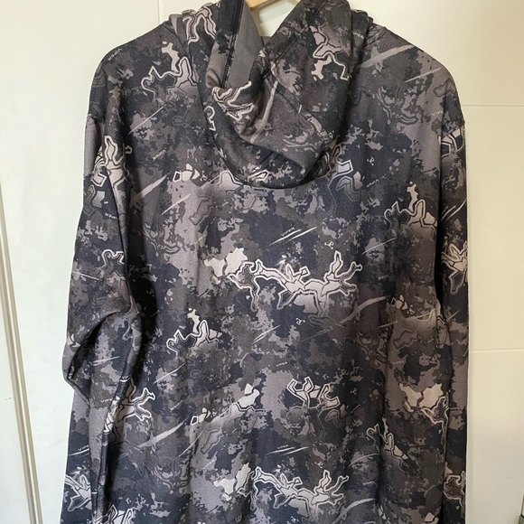 Dark Camo Cabela’s Bunny hug - Picture 2 of 3